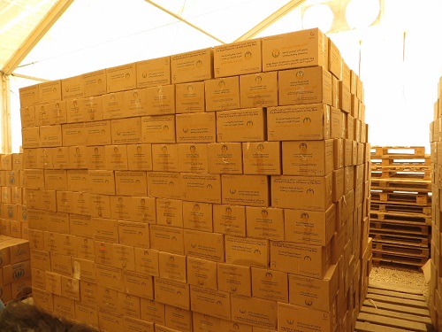 الحملة السعودية توزع اللحوم المعلبة في الزعتري